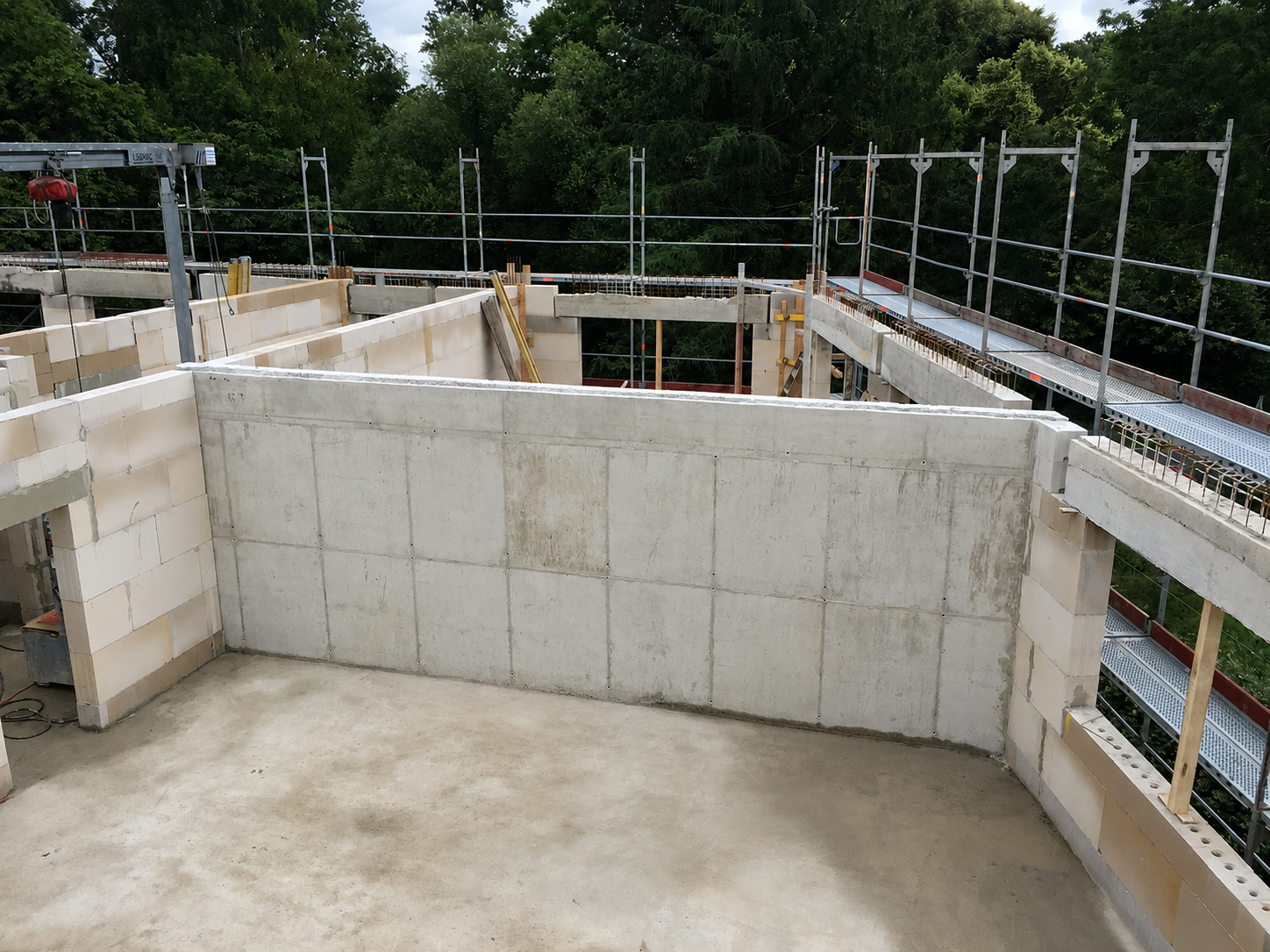 Fundament- und Bewehrungsarbeiten auf einer Baustelle