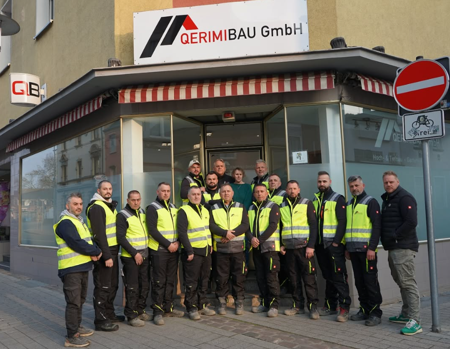 Das Team der Qerimi Bau GmbH vor dem Firmensitz